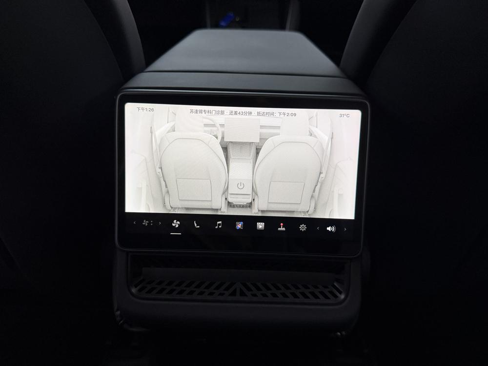 Tesla Model Y 2025 immagine di auto #7