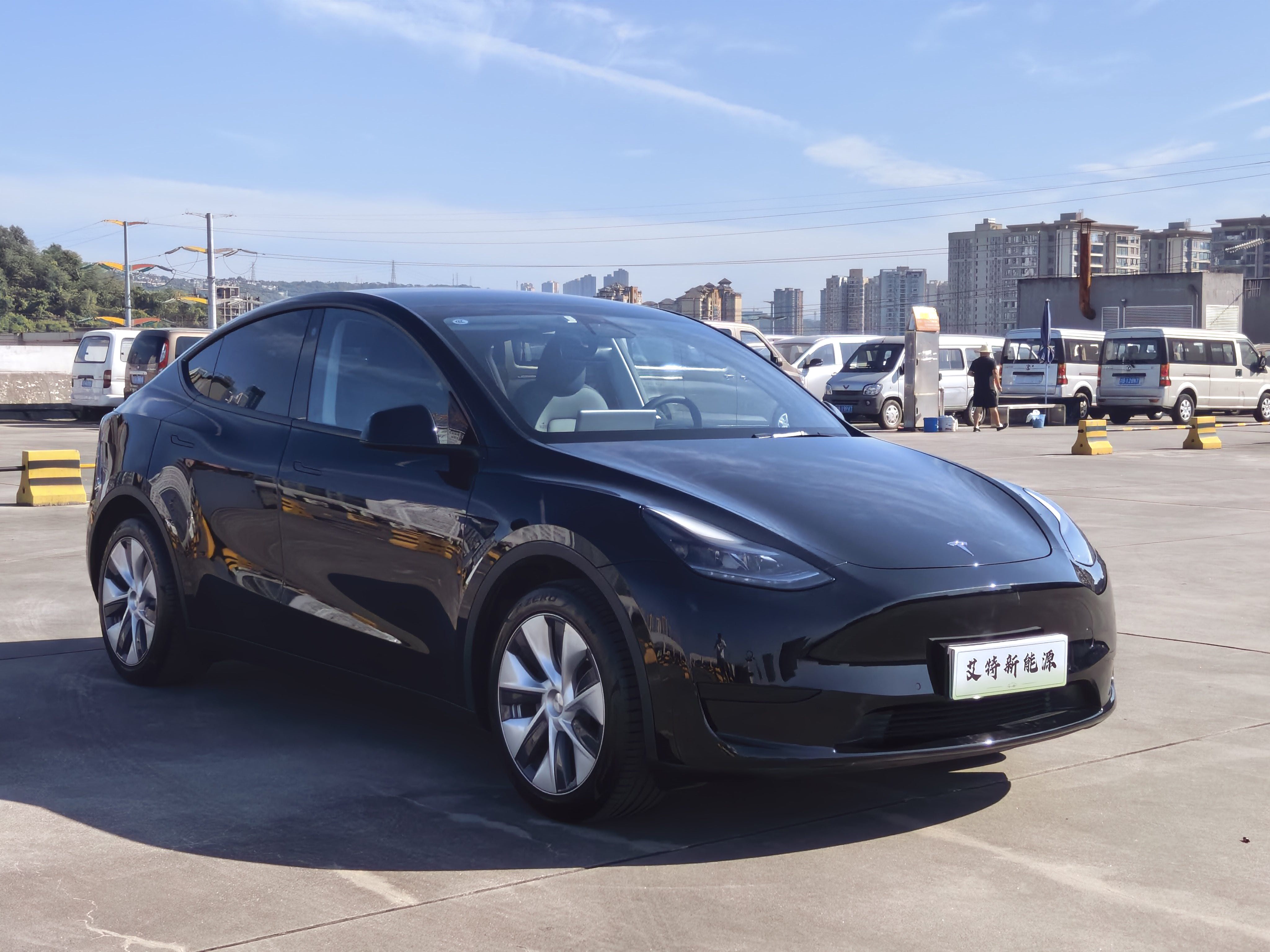 Tesla Model Y 2023 car image #3