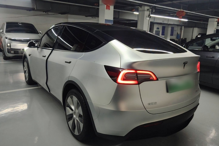 Tesla Model Y 2023 #5 Tesla Model Y 2023 car image #5