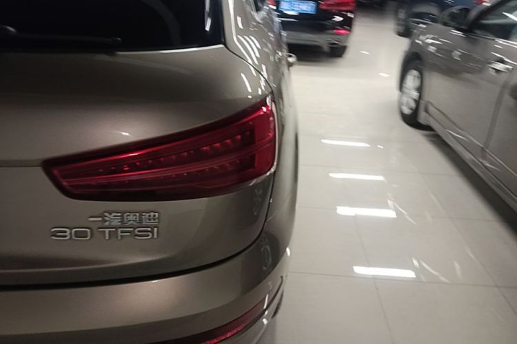 Audi Q3 2018 car image #8