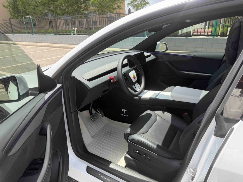 Tesla Model Y 2025 #4 Tesla Model Y 2025 car image #4