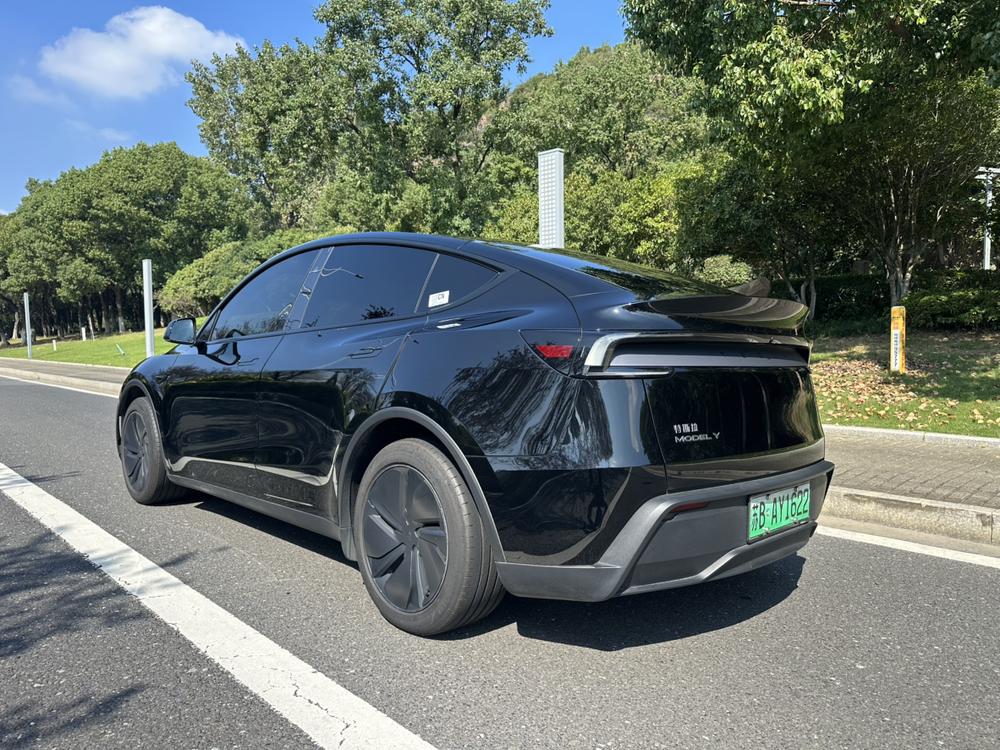 Tesla Model Y 2026 immagine di auto #4