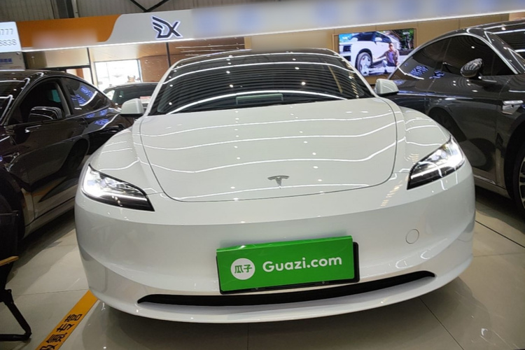 Tesla Model 3 2025 immagine di auto #3