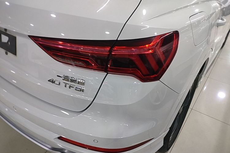 Audi Q3 2020 car image #8