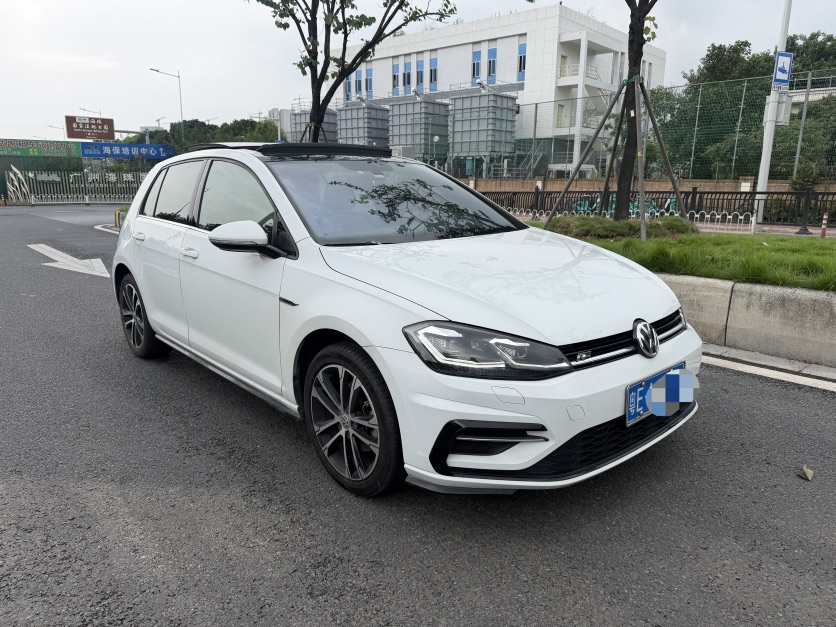 Volkswagen Golf 2019 car image #3