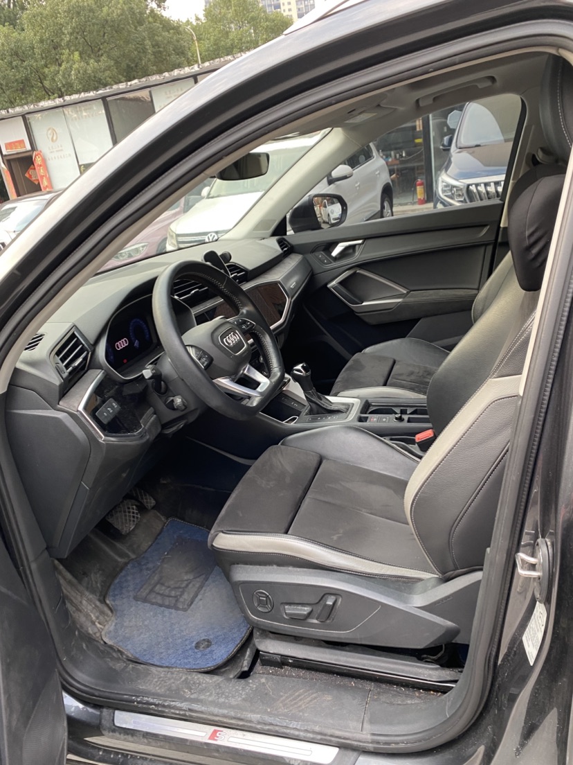 Audi Q3 2019 car image #4