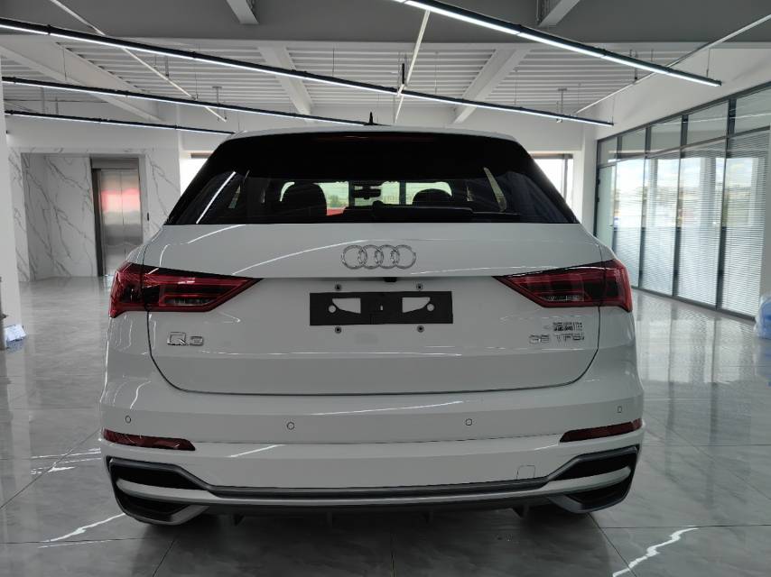 Audi Q3 2023 car image #5