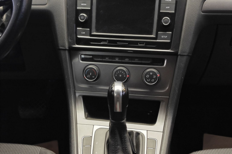 Volkswagen Golf 2016 car image #22