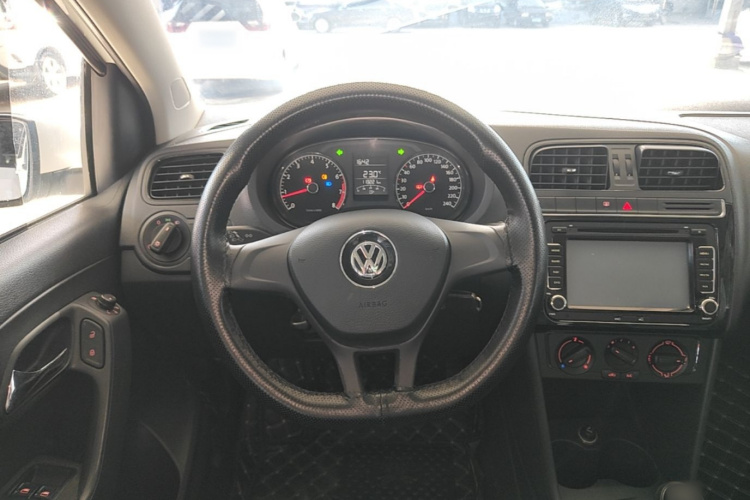 Volkswagen Polo 2016 car image #11