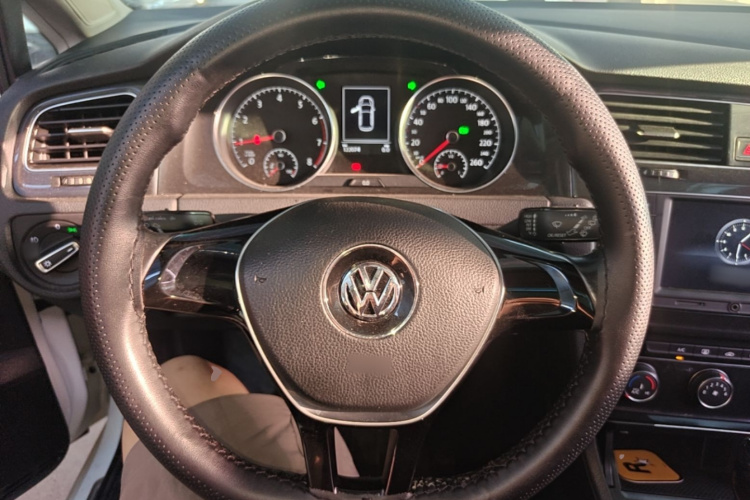 Volkswagen Golf 2017 car image #15