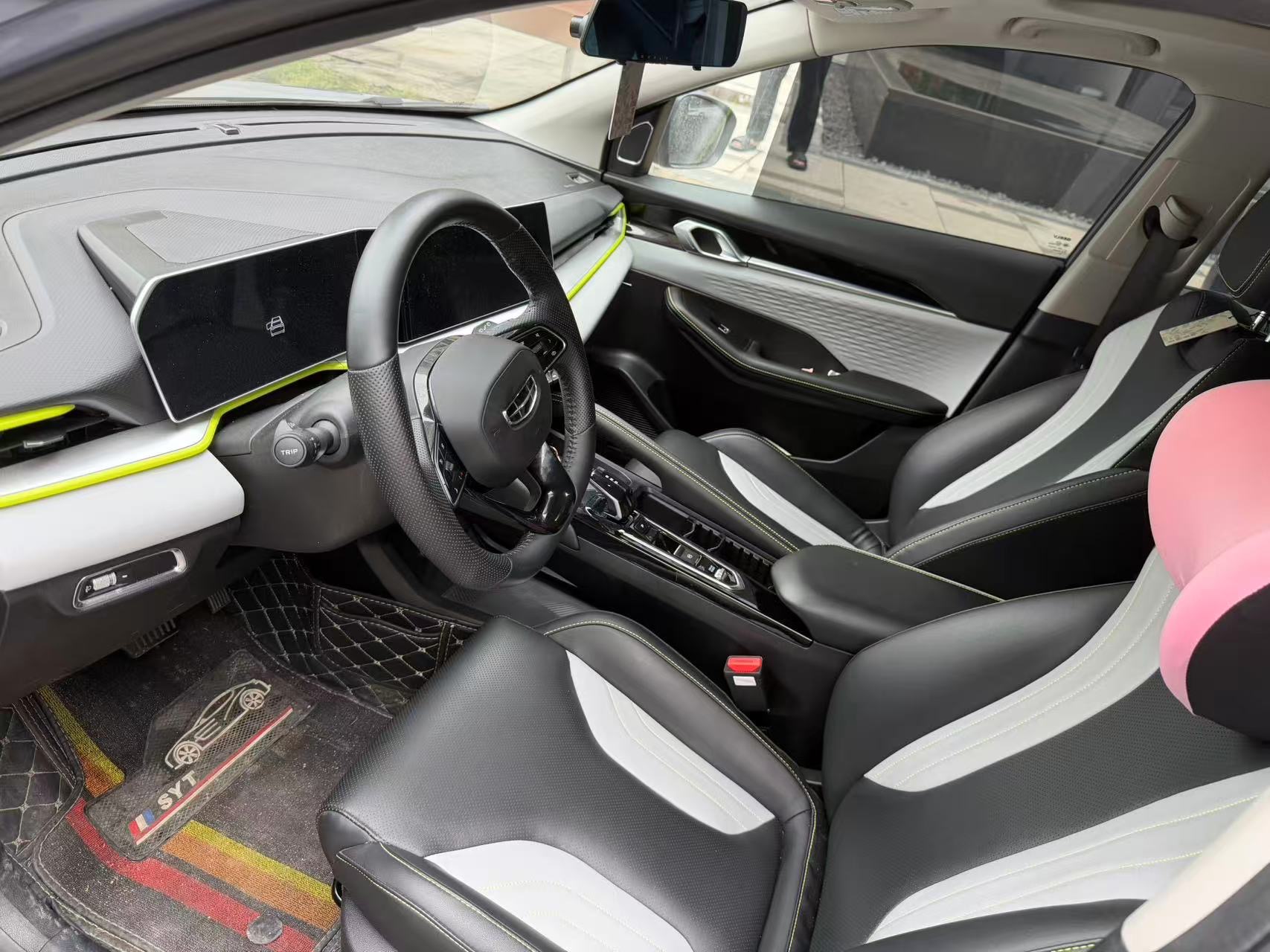 GEELY Coolray 2023 immagine di auto #2