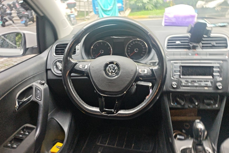 Volkswagen Polo 2017 car image #11