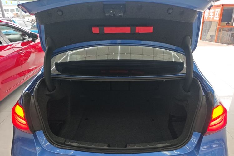 BMW 3 Series 2018 car image #19