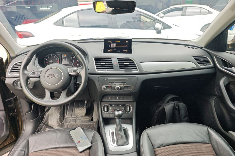 Audi Q3 2019 car image #10
