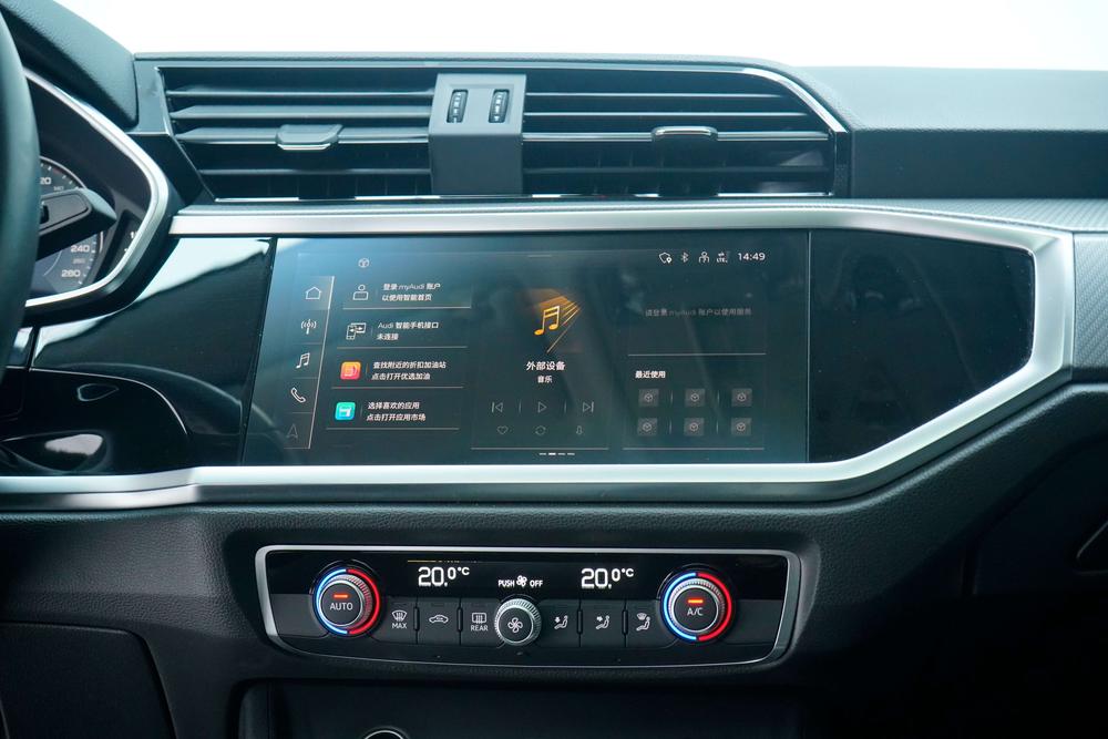 Audi Q3 2022 car image #16