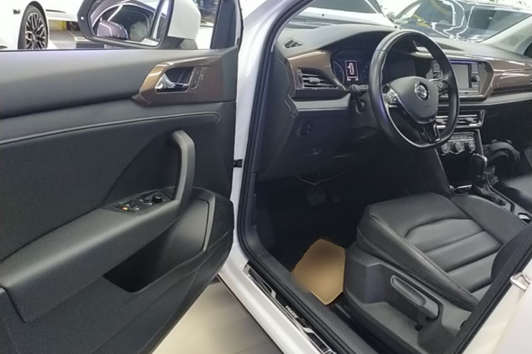 Volkswagen Tharu 2020 car image #16