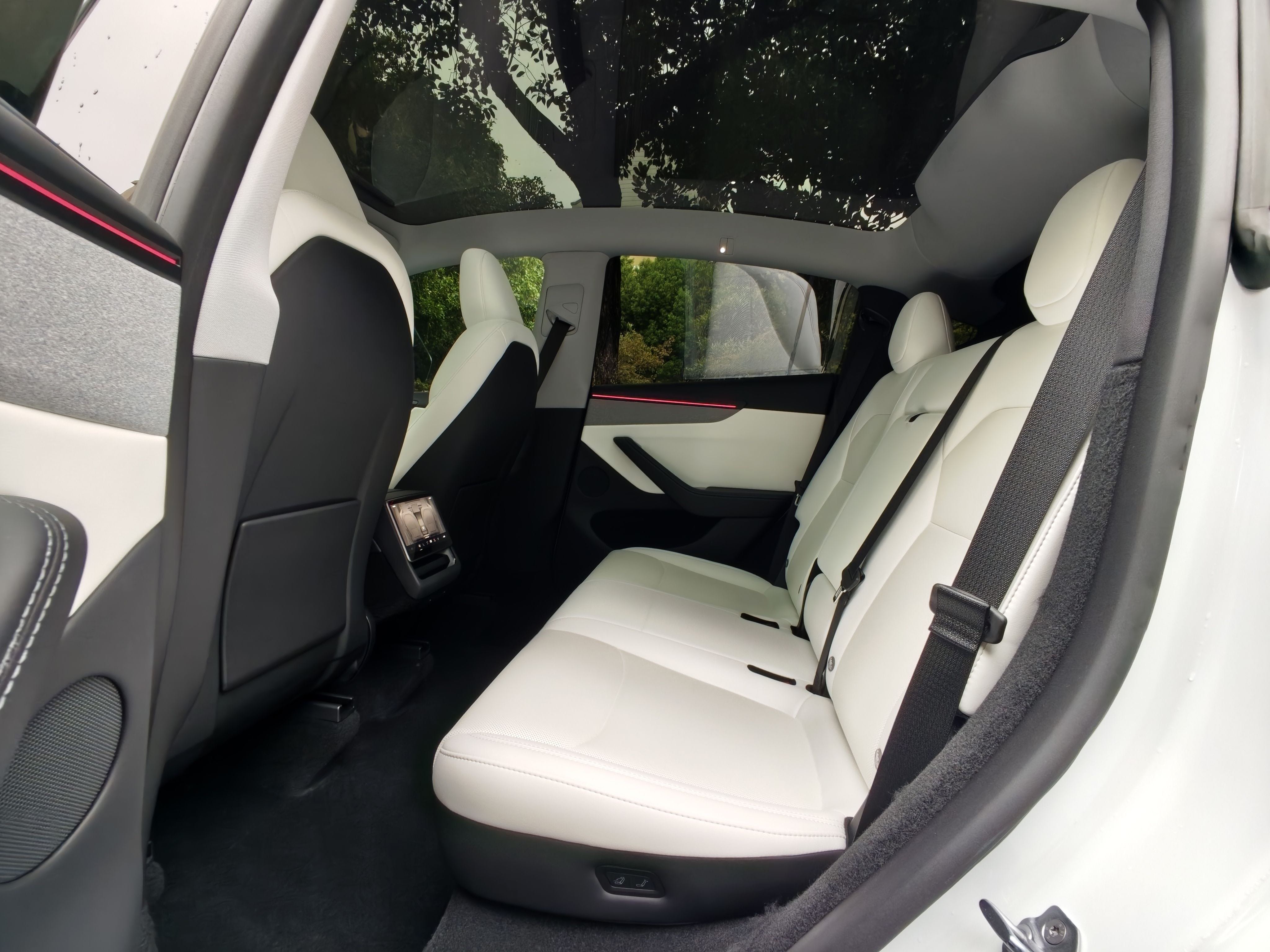 Tesla Model Y 2025 #9 Tesla Model Y 2025 car image #9