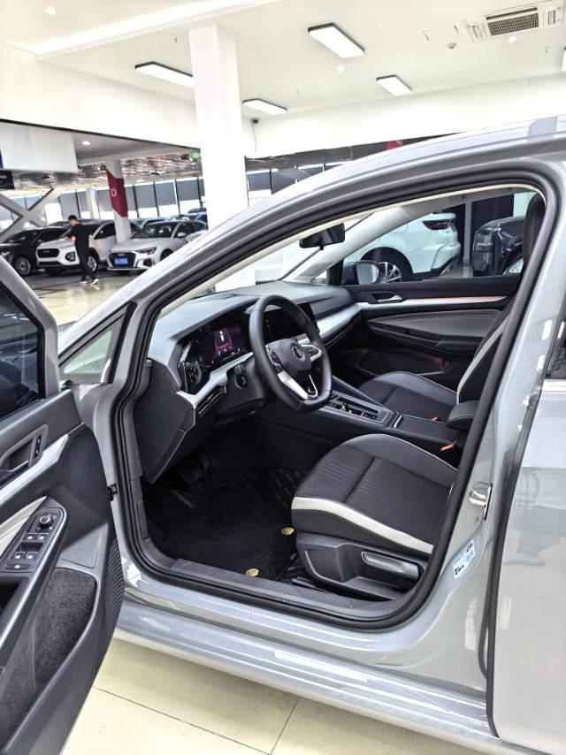 Volkswagen Golf 2023 car image #15