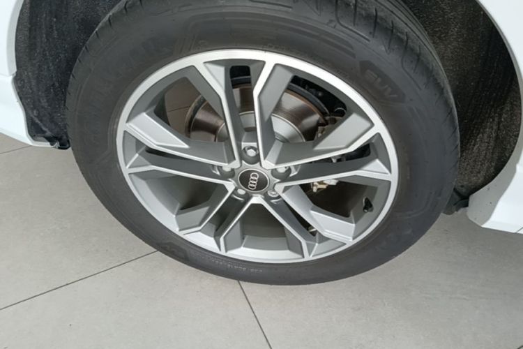 Audi Q3 2023 car image #10