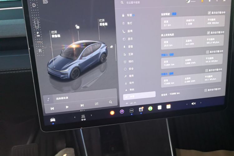 Tesla Model Y 2025 #13 Tesla Model Y 2025 car image #13