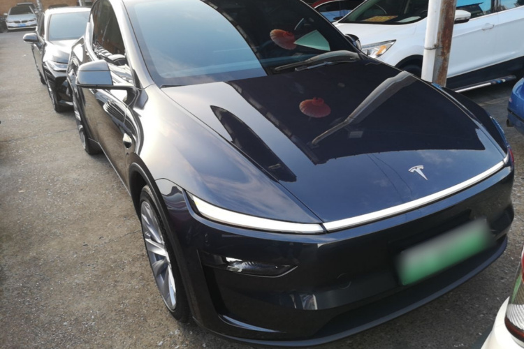 Tesla Model Y 2025 #3 Tesla Model Y 2025 car image #3