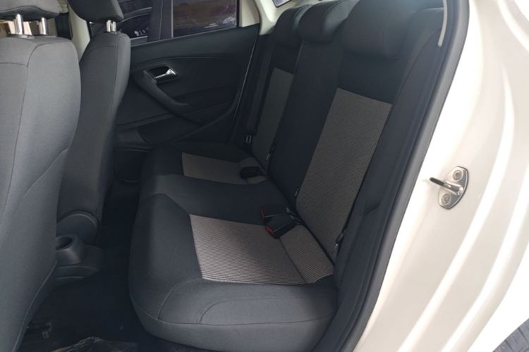 Volkswagen Polo 2015 car image #17