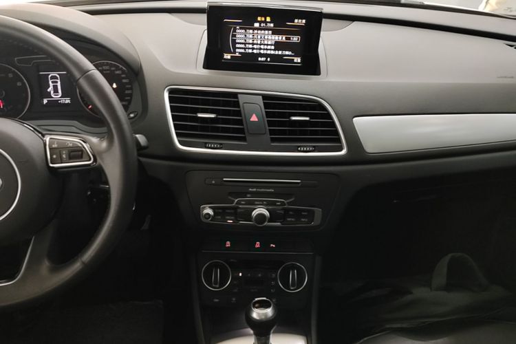Audi Q3 2019 car image #18