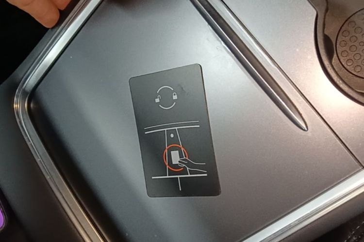 Tesla Model Y 2022 immagine di auto #9