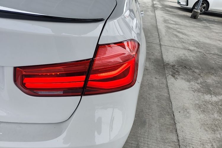 BMW 3 Series 2018 #8 BMW 3 Series 2018 car image #8