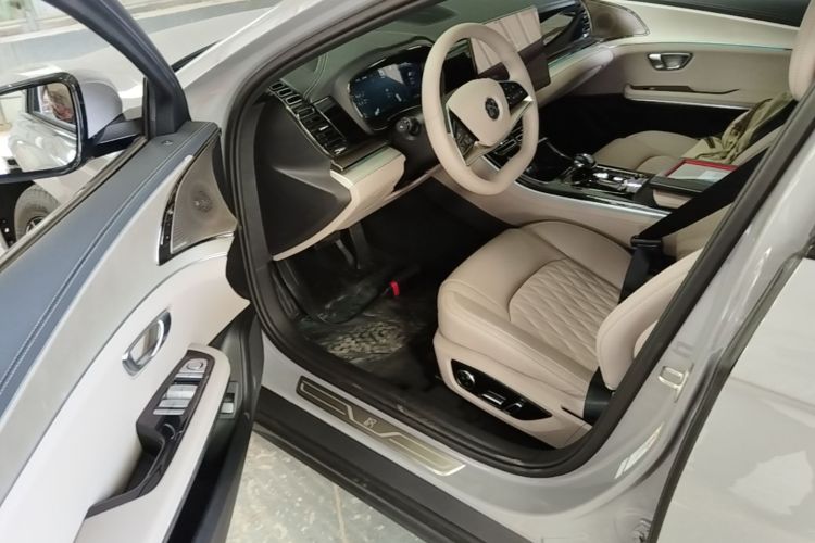 BYD Han 2025 car image #16