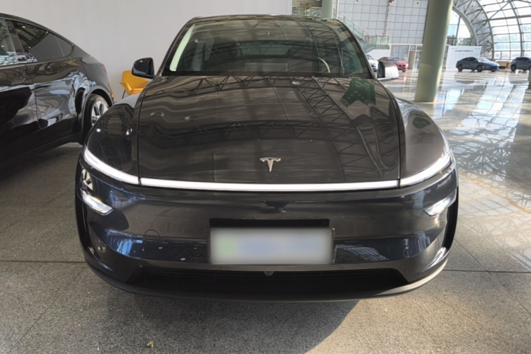 Tesla Model Y 2025 #3 Tesla Model Y 2025 car image #3