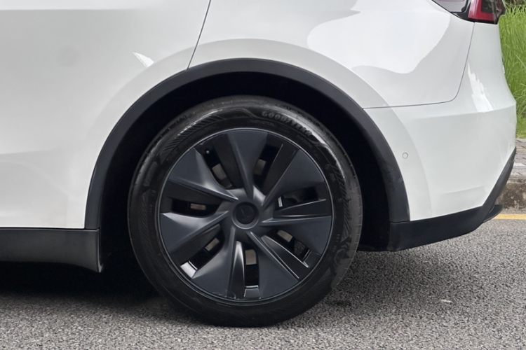 Tesla Model Y 2023 car image #7