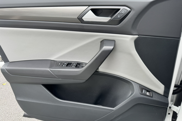 Volkswagen T-Roc 2025 car image #16