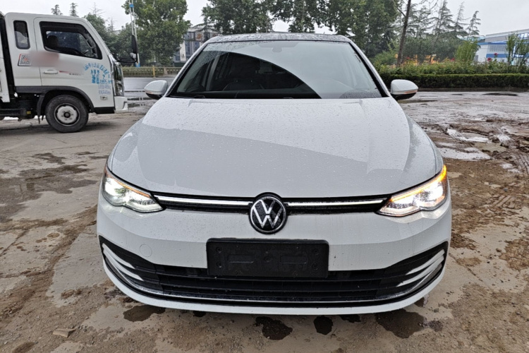 Volkswagen Golf 2021 car image #3