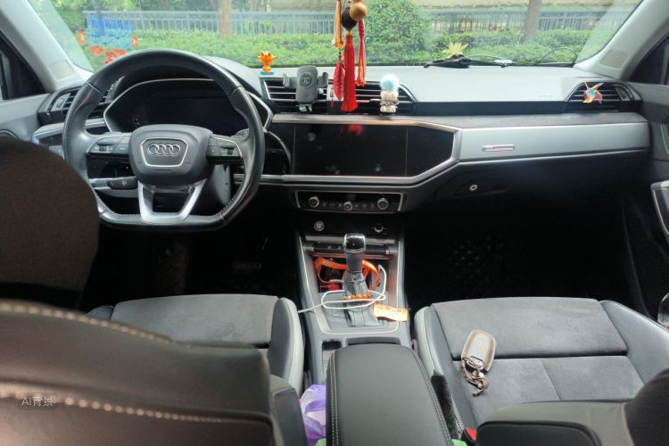 Audi Q3 2019 car image #11