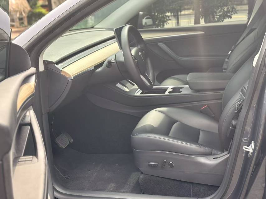 Tesla Model Y 2021 car image #7
