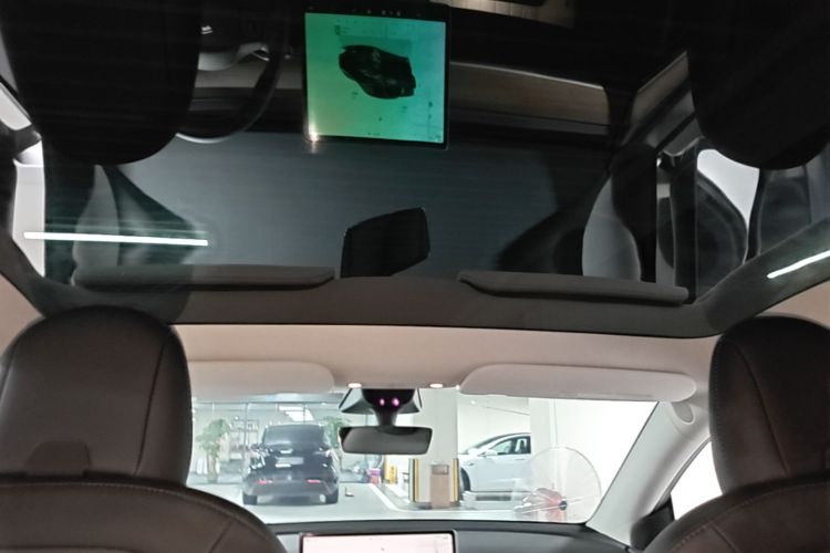 Tesla Model Y 2022 car image #18
