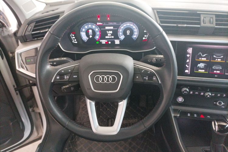 Audi Q3 2020 car image #11