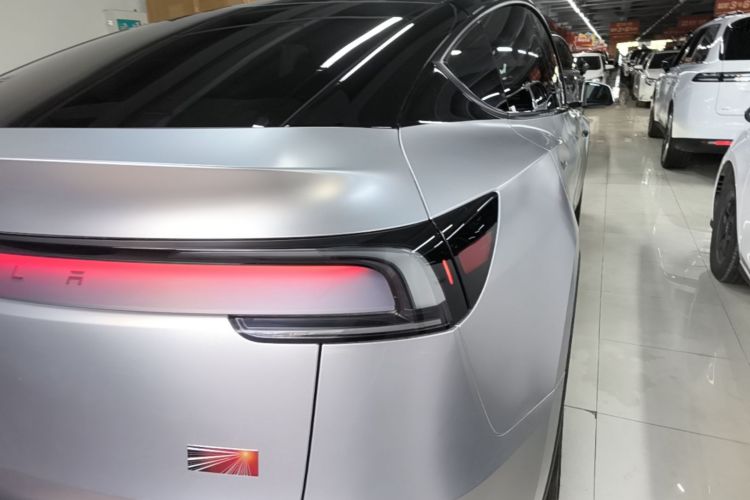 Tesla Model Y 2025 imagen de coche #8