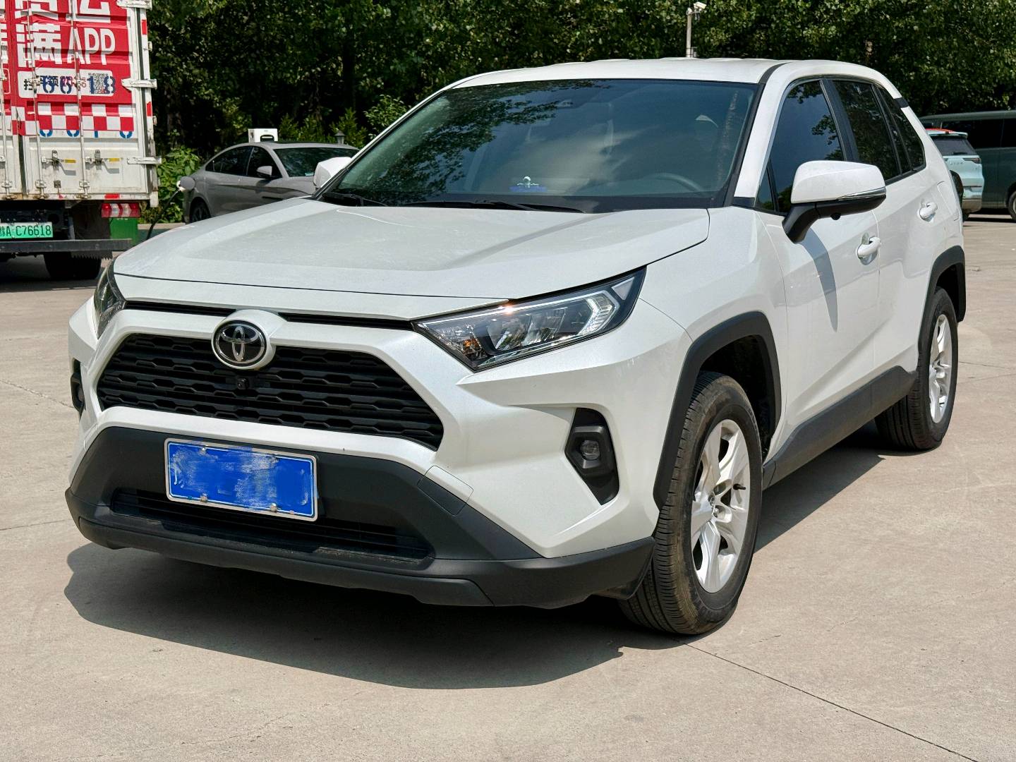 Toyota RAV4 2024 car image #2