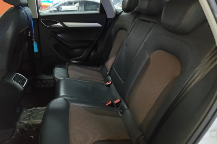 Audi Q3 2017 car image #17