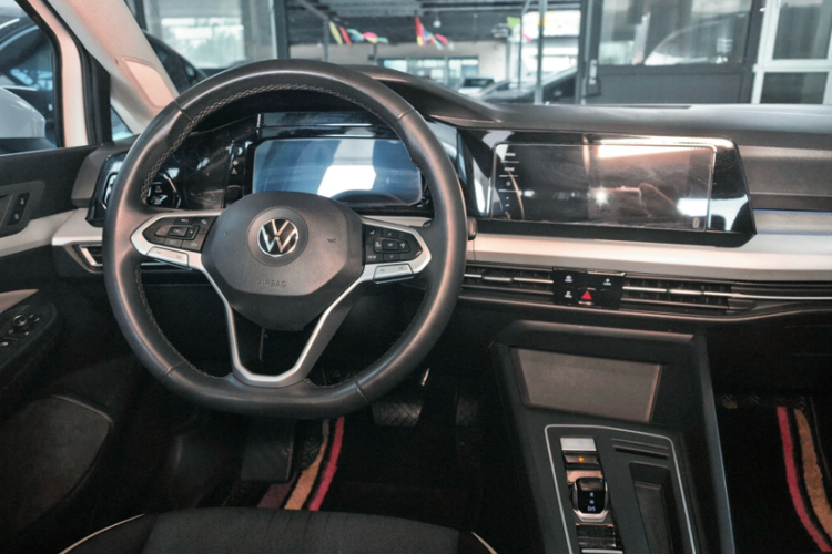 Volkswagen Golf 2023 car image #22