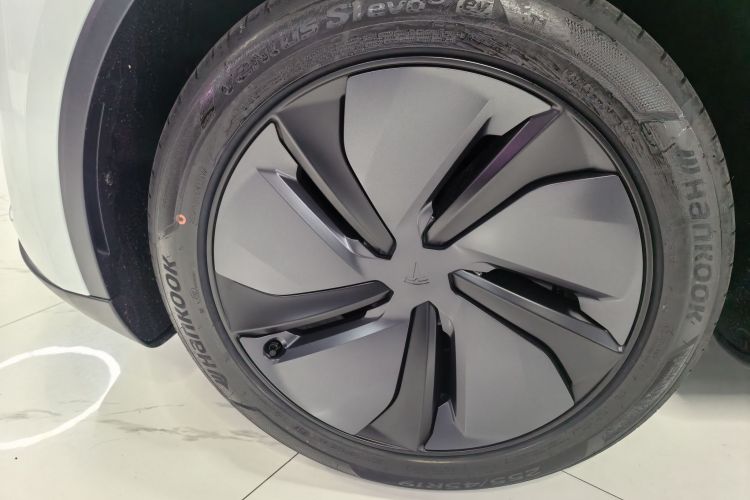 Tesla Model Y 2026 #10 Tesla Model Y 2026 car image #10