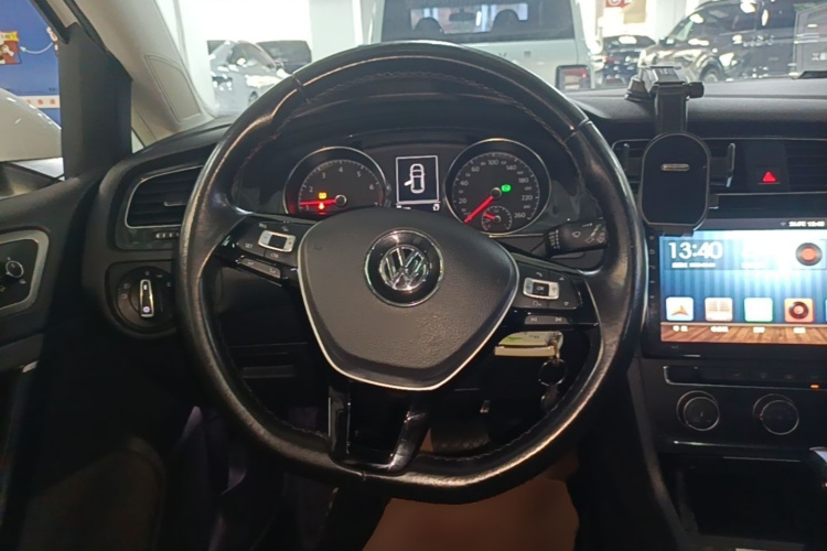 Volkswagen Golf 2018 car image #11