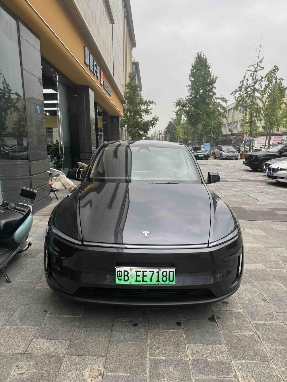 Tesla Model Y 2025 immagine di auto #2