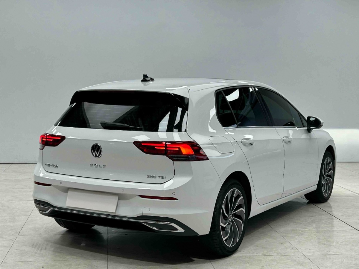 Volkswagen Golf 2023 car image #5