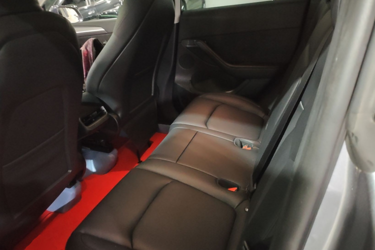 Tesla Model Y 2024 car image #13