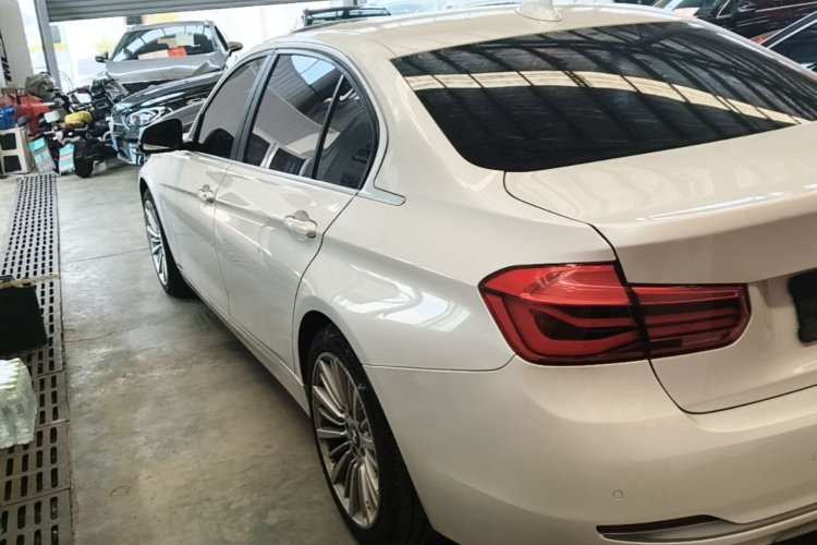 BMW 3 Series 2018 car image #7