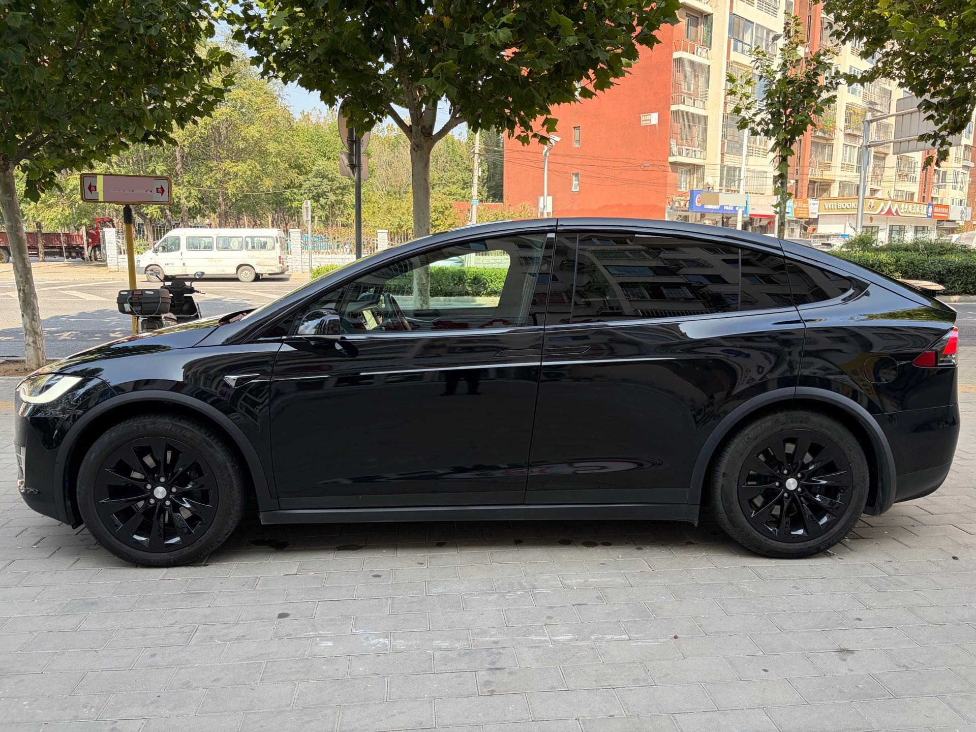Tesla Model X 2017 car image #3