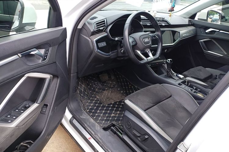 Audi Q3 2020 car image #16
